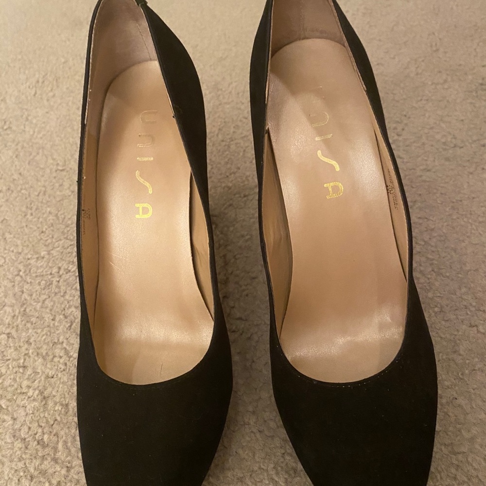 Black suede block heel pumps. - Picture 3 of 5